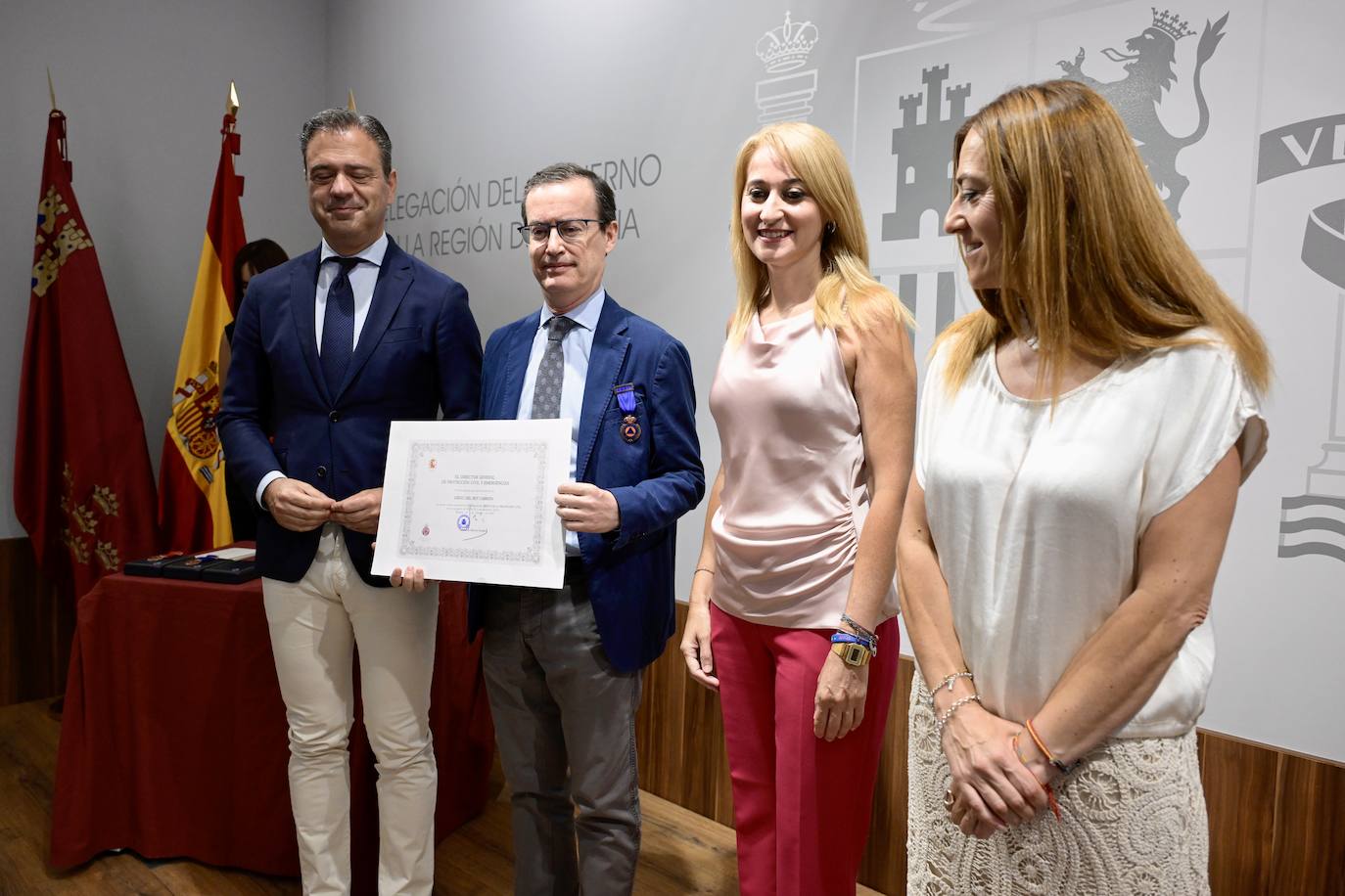 Interior homenajea a cuatro bomberos del SEIS por sus trabajos en la extinción de incendios, en imágenes