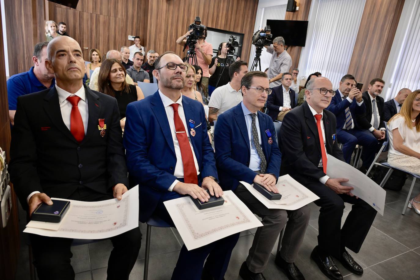 Interior homenajea a cuatro bomberos del SEIS por sus trabajos en la extinción de incendios, en imágenes