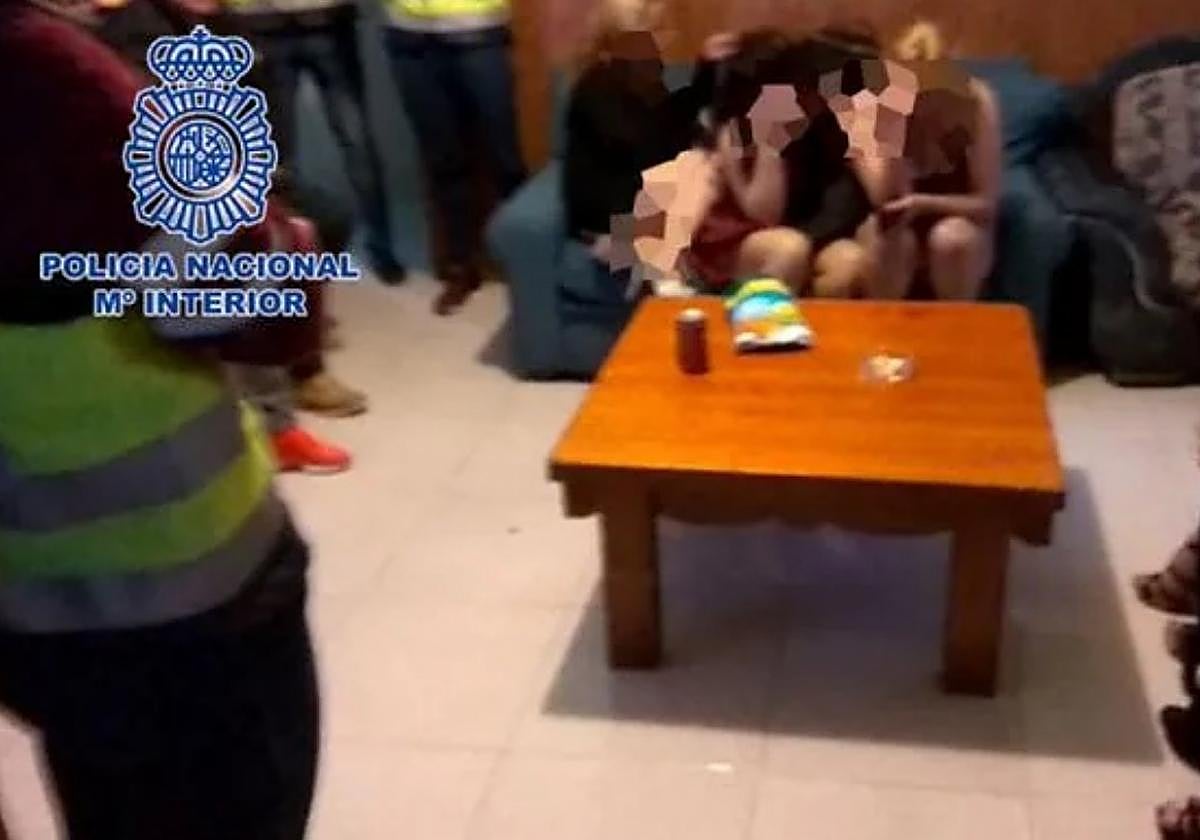 La Policía Nacional, durante uno de los registros en 2021.