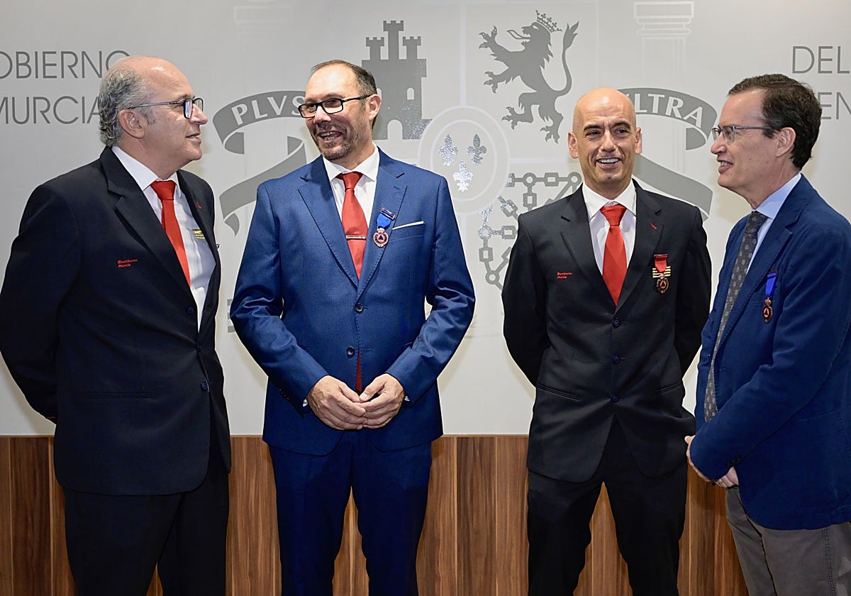 Pedro A. Guirao, jefe del servicio de extinción de incendios y salvamento (SEIS) de Murcia; Francisco Andúgar, coordinador provincial de Remer; Juan Ángel Navidad, bombero del SEIS; y Diego del Rey, subdirector general de Seguridad y Emergencias de la Comunidad.