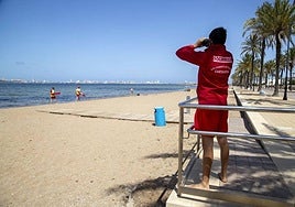 Socorristas vigilan las playas de Cartagena en una imagen de archivo.