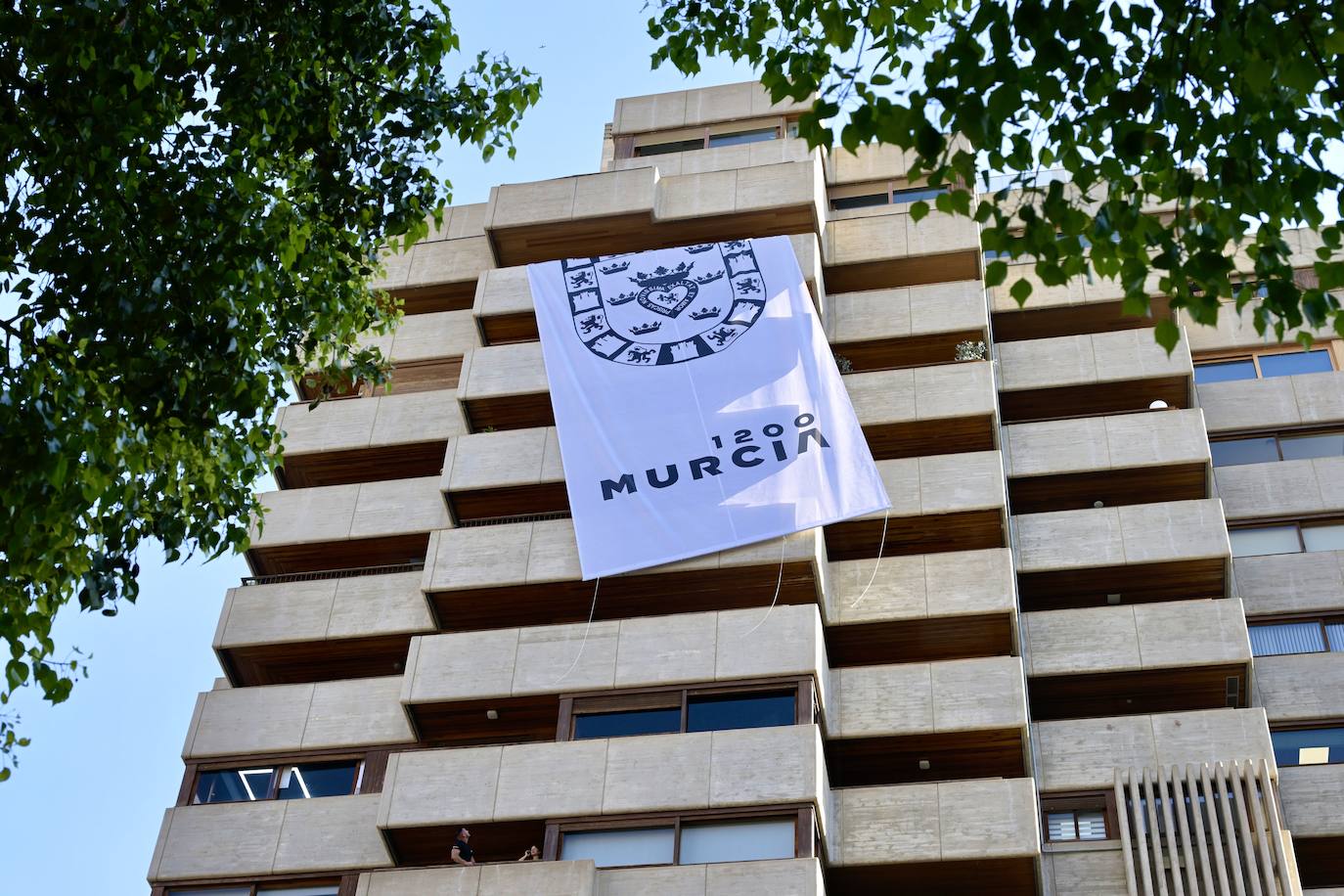 La lona colgada para celebrar los 1.200 años de Murcia, en imágenes