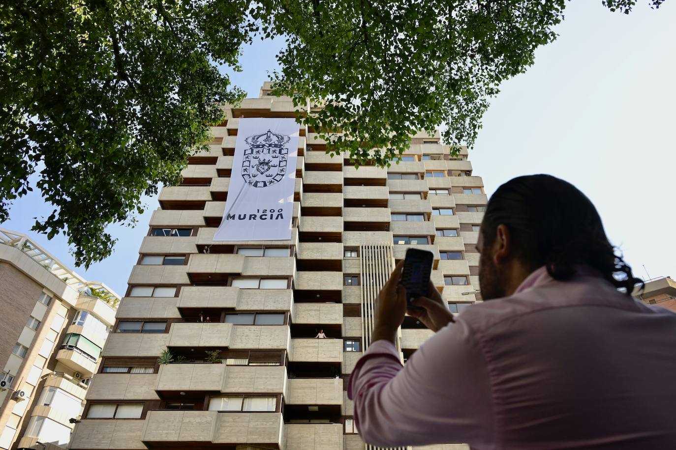 La lona colgada para celebrar los 1.200 años de Murcia, en imágenes