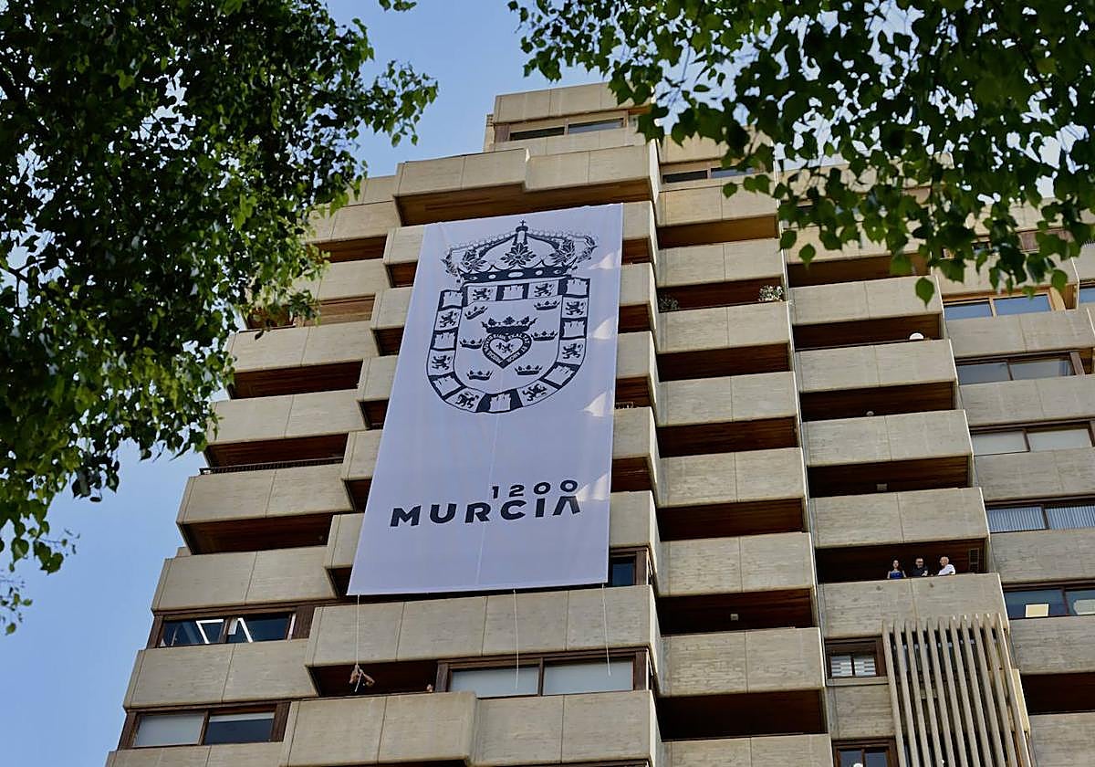 La lona colgada para celebrar los 1.200 años de Murcia, en imágenes