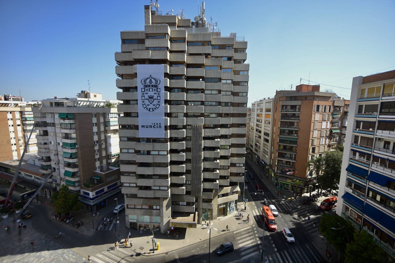 La lona colgada para celebrar los 1.200 años de Murcia, en imágenes