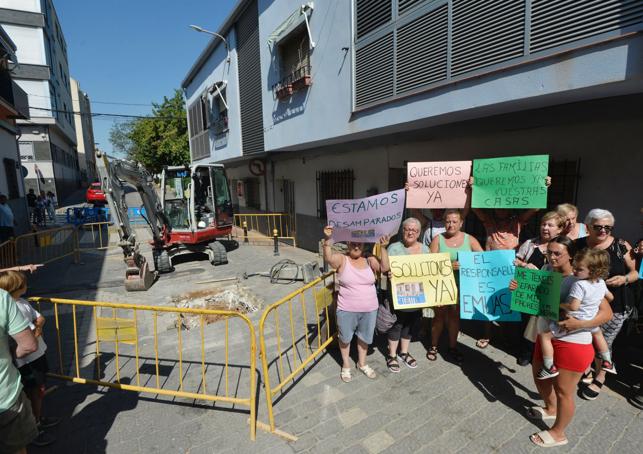 Los vecinos, junto a las viviendas desalojados y las zanjas abiertas para reparar las filtraciones.