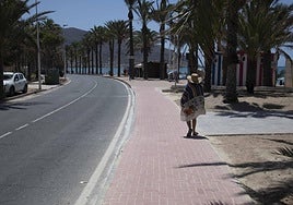 Una bañista pasea este martes por una de las aceras recientemente adecuadas por el Ayuntamiento, este martes.