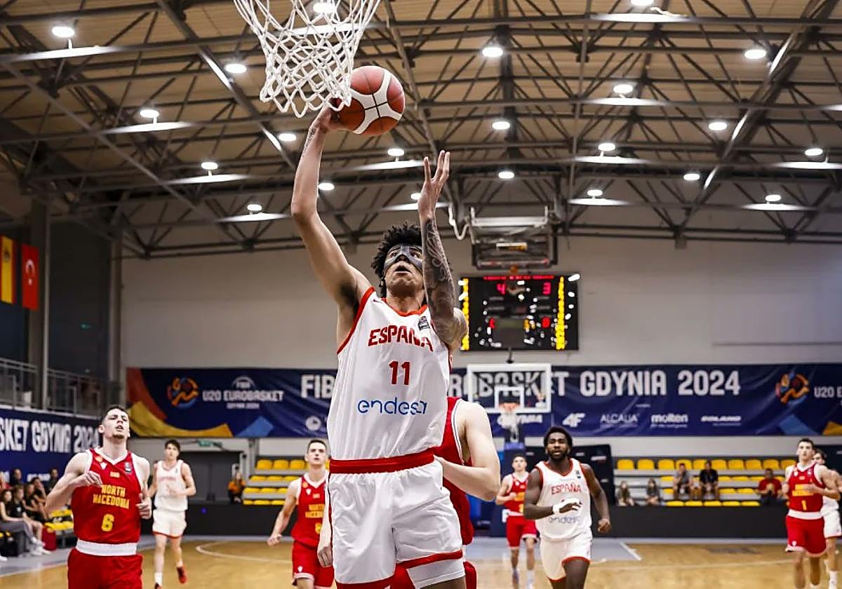 Izan Almansa anotando ante Macedonia del Norte en el reciente Eurobasket sub-20 de Polonia.