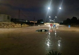 Estado de la rotonda de entrada a Las Torres de Cotillas en periodos de fuertes lluvias.