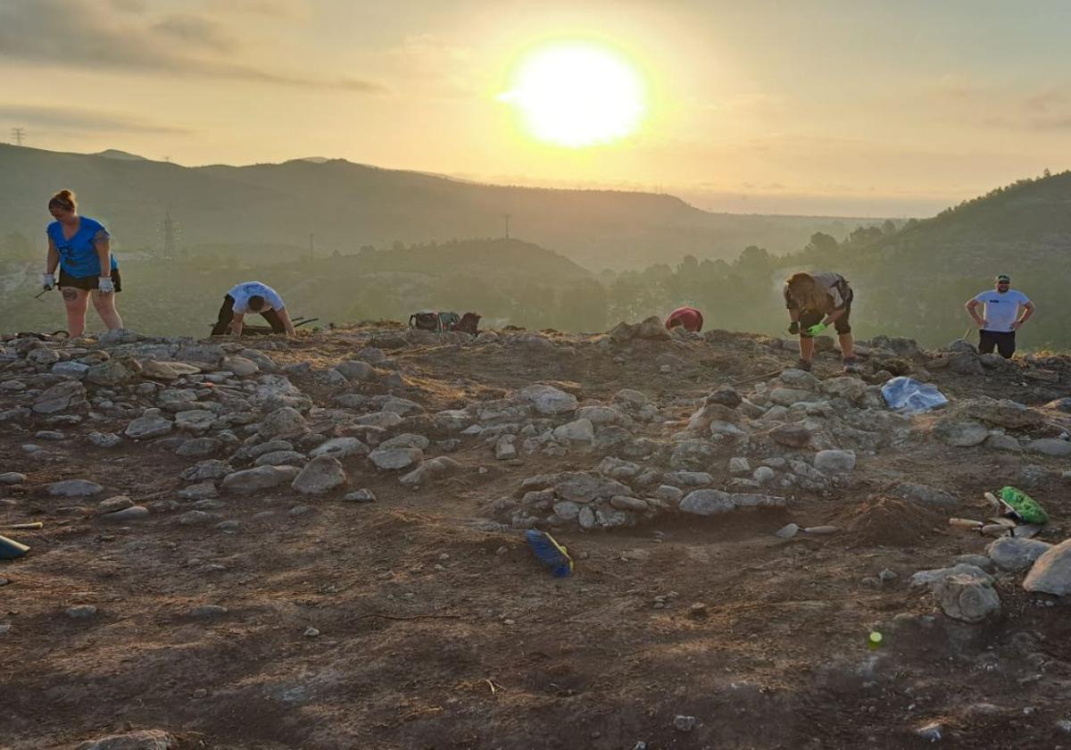 Trabajos de excavación en el cerro de la Virgen de Calasparra.