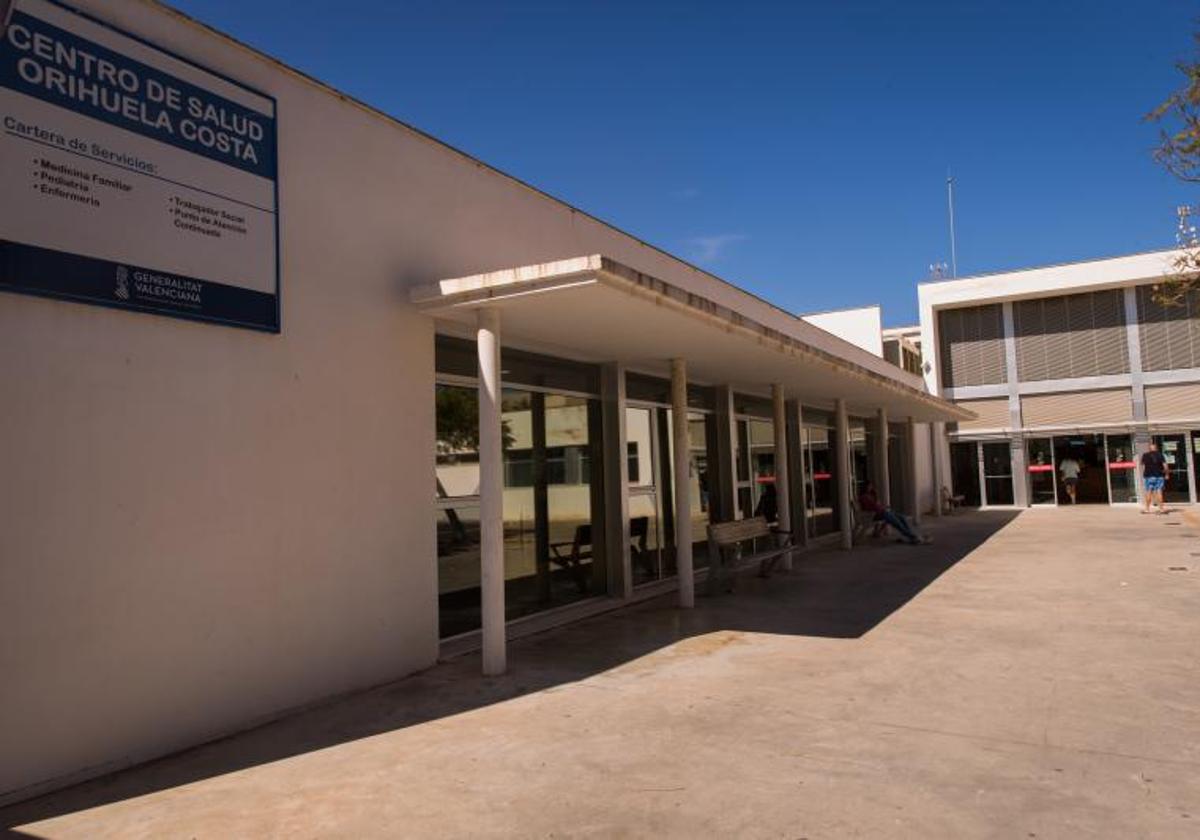 Acceso principal al centro de salud de Orihuela Costa, ubicado en la urbanización Aguamarina.