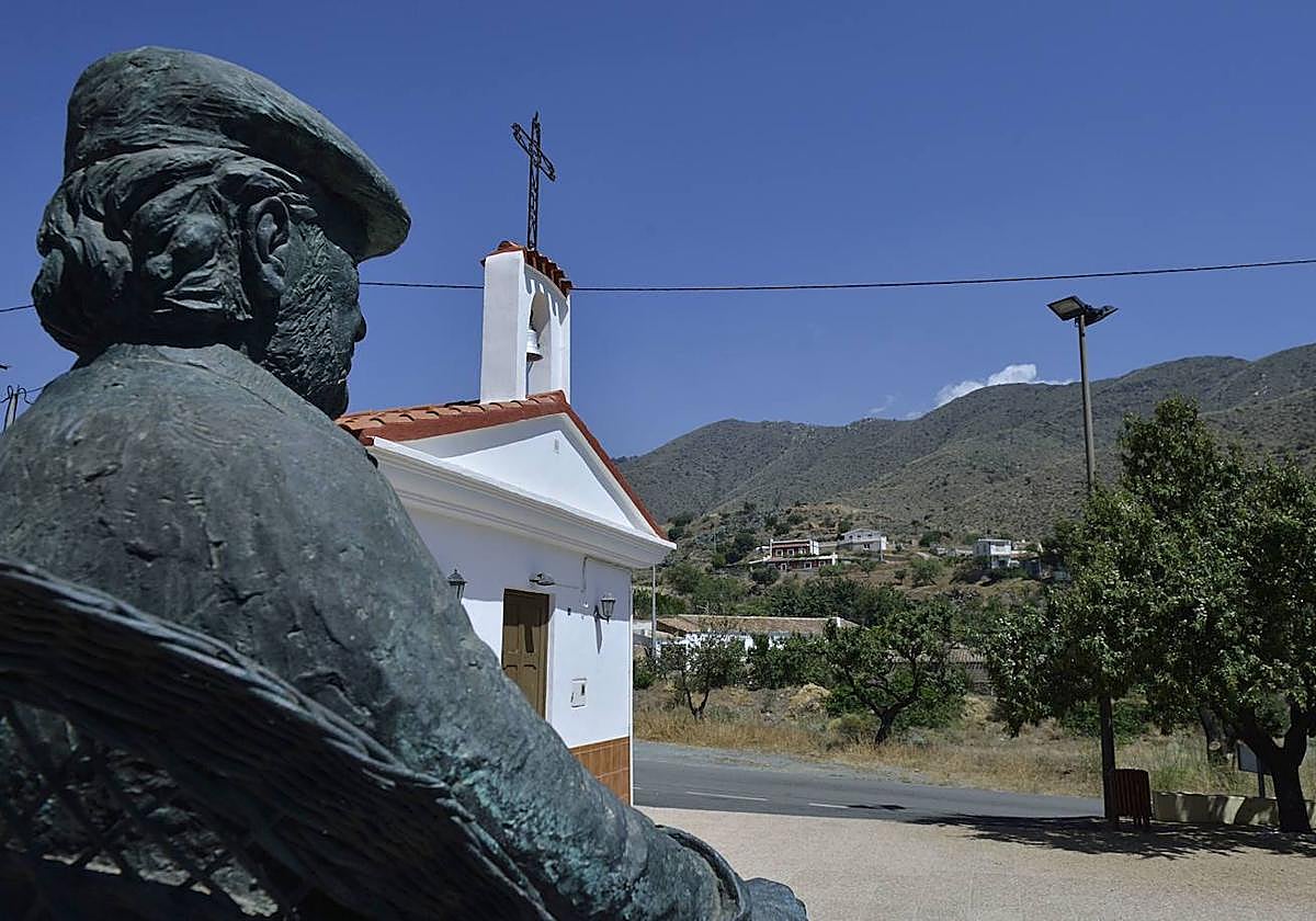 Estatua de Paco Rabal junto a la ermita de la Cuesta de Gos.