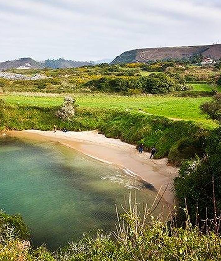 Imagen secundaria 2 - Visita la playa más pequeña de España: así es este paraíso oculto entre acantilados