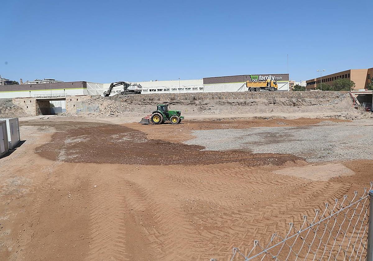 Maquinaria pesada trabaja en los terrenos donde se planea el montaje de una planta de hormigón.