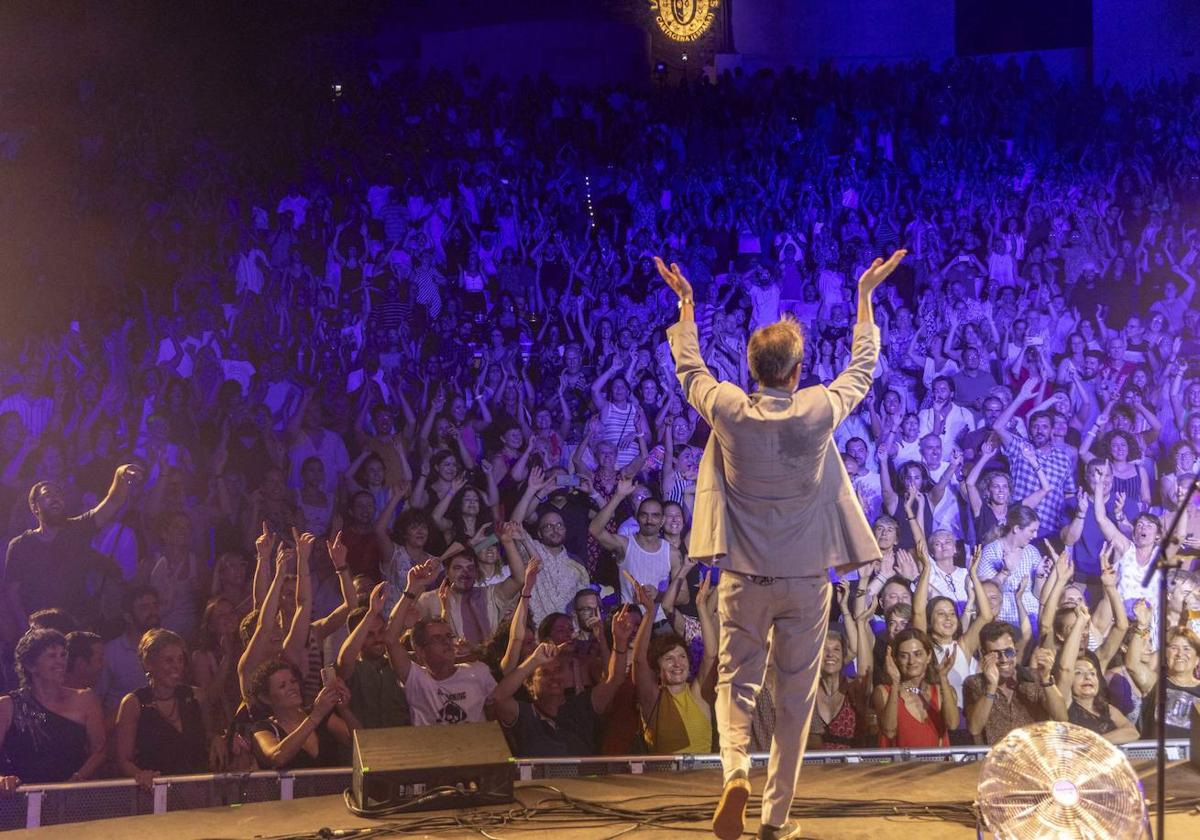 Xoel López conecta con el público durante su concierto en el Auditorio Paco Martín del Parque Torres este jueves.