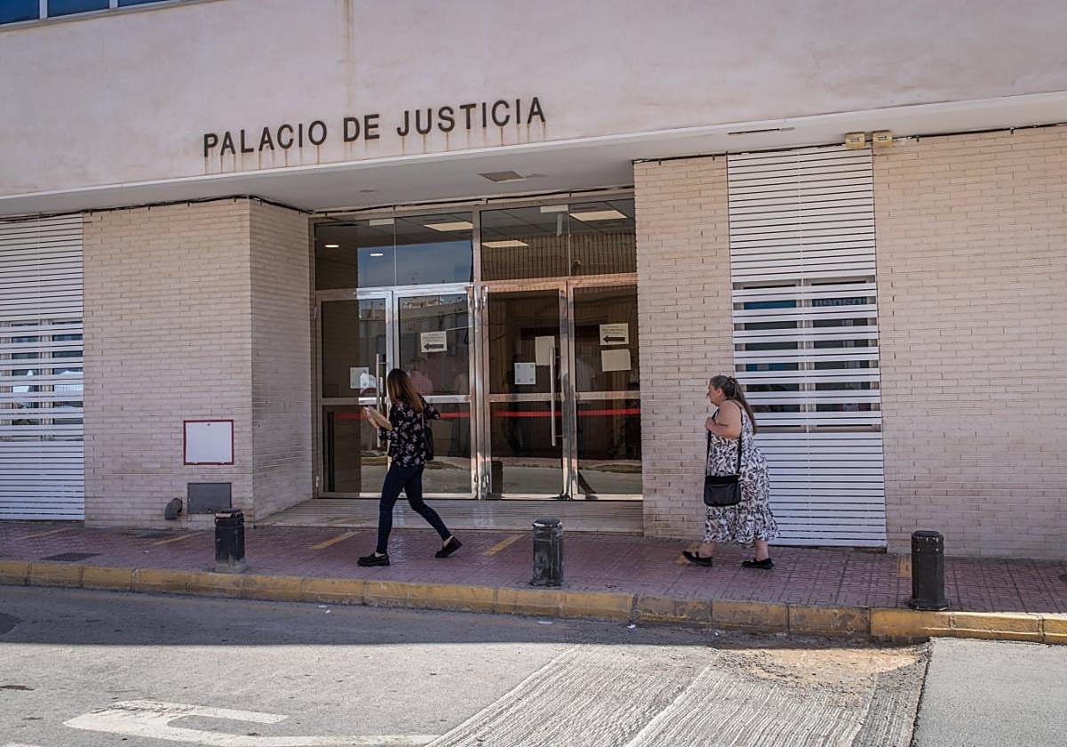 Acceso principal a los juzgados de Torrevieja.