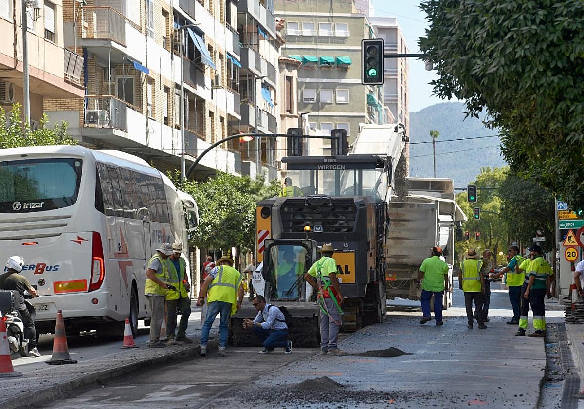Operarios trabajando ayer en las obras de San Andrés.