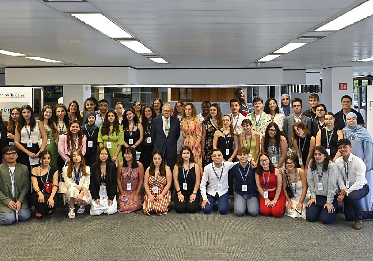 El presidente de la Fundación 'la Caixa', Isidro Fainé, reunido con los becarios de grado de la convocatoria de 2022 en Barcelona.