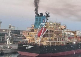 Columna de humo negro y partículas saliendo por la chimenea del barco.