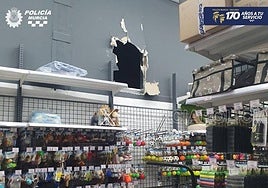 Agujero por el que accedieron los ladrones al local de El Palmar.