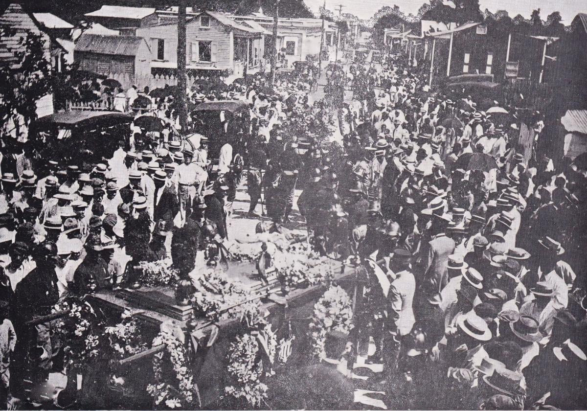 Manifestación fúnebre saliendo del cementerio de Ponce con los restos de Martínez-Illescas.