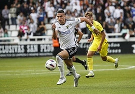 Edu Espiau, en un partido con el Burgos.