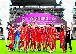 Las jugadoras españolas levantan la copa de campeonas europeas.
