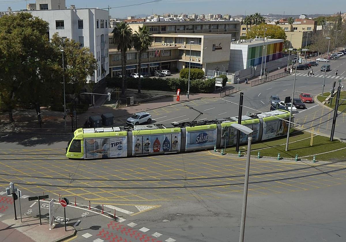 El tranvía de Murcia, en su recorrido por la avenida Juan de Borbón hacia Ronda de Levante.