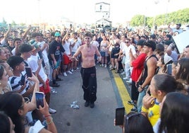 El murciano Barder se bajó con el público en un momento del concierto.