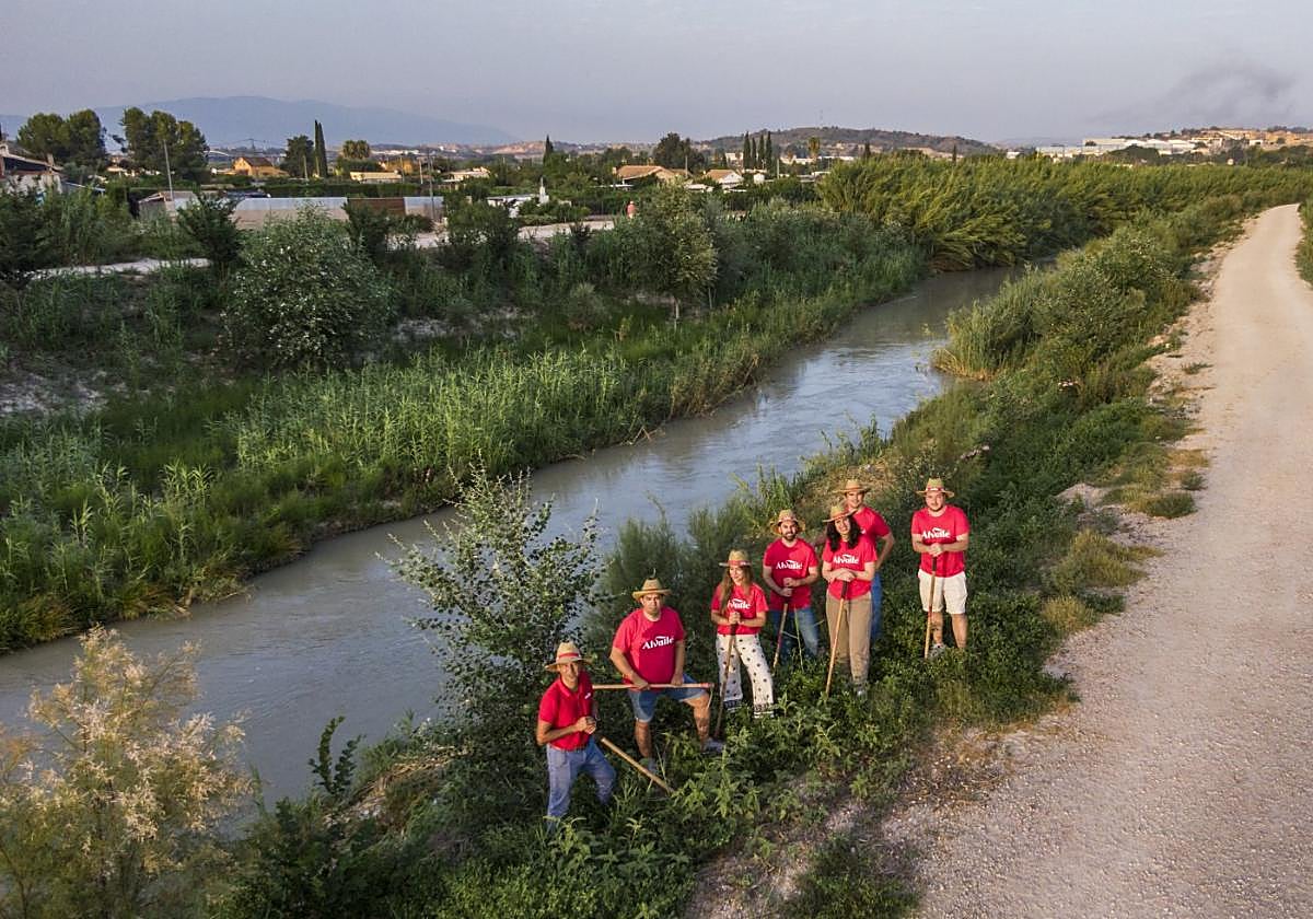 Un grupo de voluntarios de la empresa Alvalle en una de las jornadas de trabajo medioambiental realizadas durante la campaña.