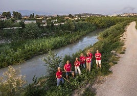 Un grupo de voluntarios de la empresa Alvalle en una de las jornadas de trabajo medioambiental realizadas durante la campaña.