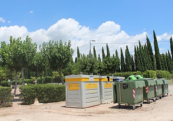 Contenedores de reciclaje en la zona del extrarradio de Totana.