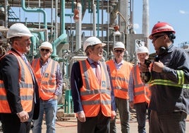 El ingeniero Gonzalo Sánchez, Vicente Blázquez (BiTherm) y el vicepresidente de la refinería, Diego Durant, durante una visita a la planta.