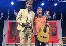 Jesús Castilla Rey sostiene su galardón junto a su guitarrista de acompañamiento.