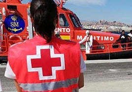 Personal de Cruz Roja atiende a los ocupantes de una patera, en una imagen de archivo.