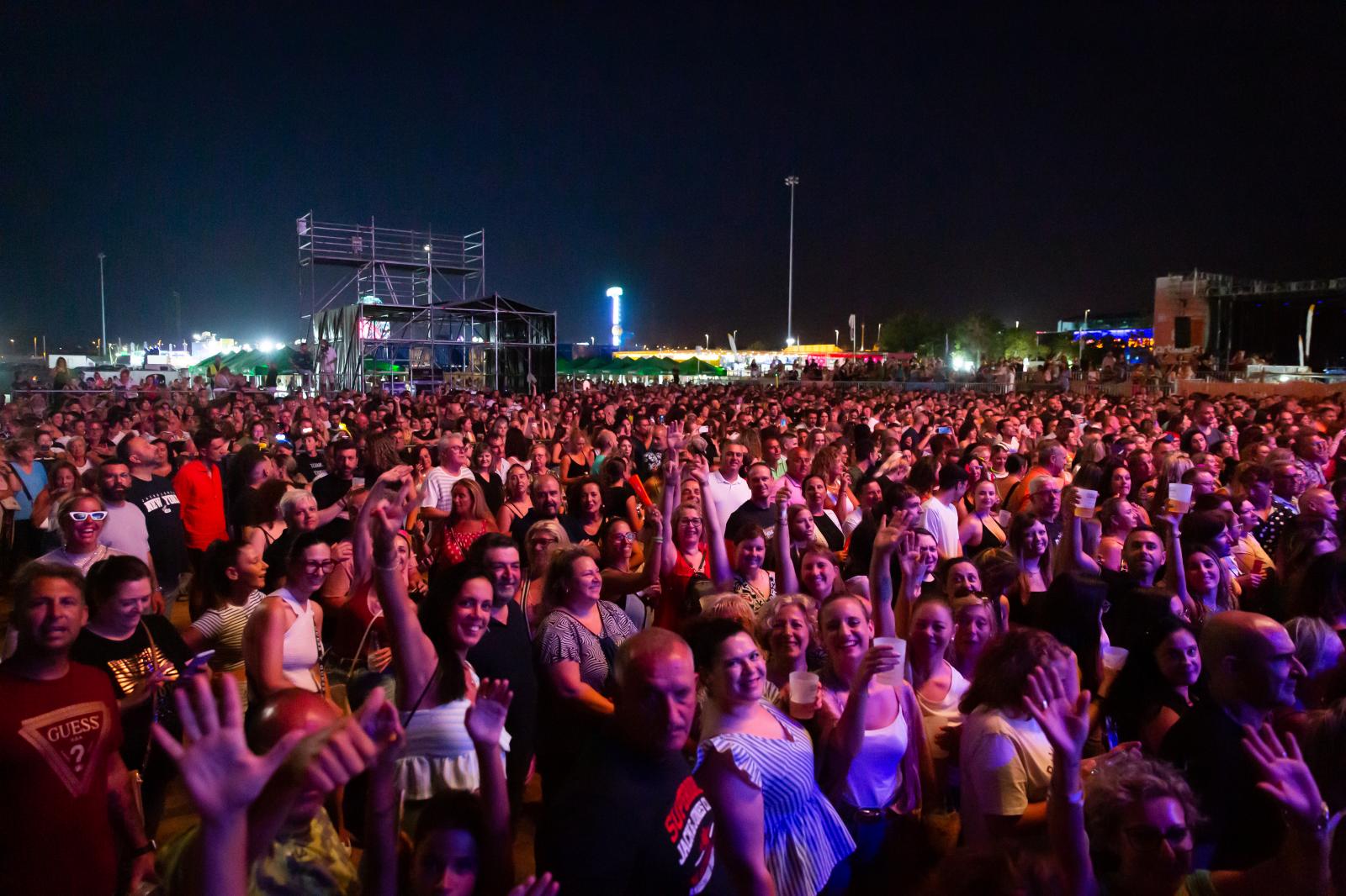 El Brilla Torrevieja pone el parque Antonio Soria a bailar al ritmo de la tecno-rumba