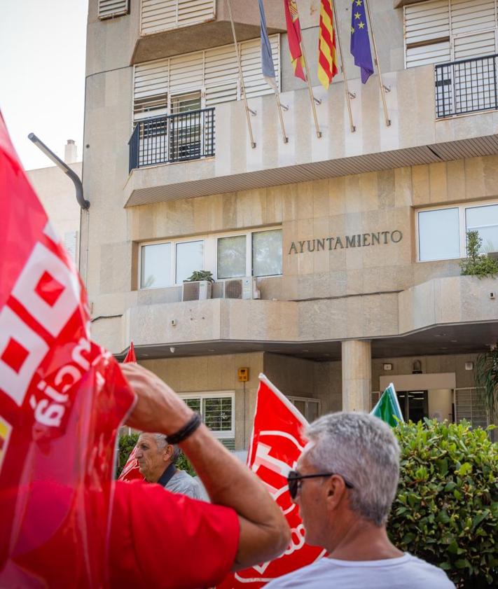 Imagen secundaria 2 - Los trabajadores de la basura se plantan frente al Ayuntamiento de Torrevieja