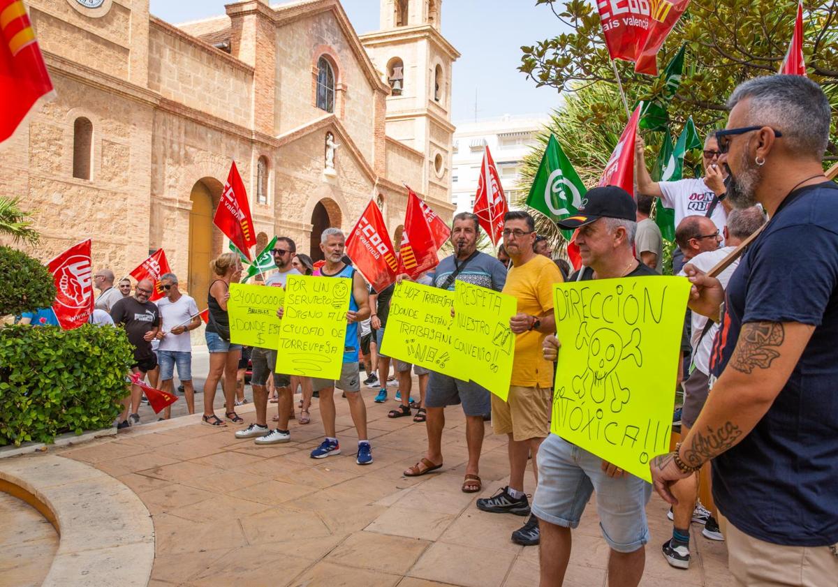 Imagen principal - Los trabajadores de la basura se plantan frente al Ayuntamiento de Torrevieja