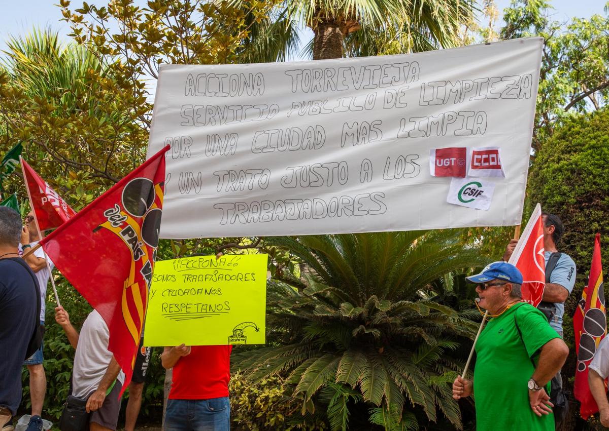 Imagen secundaria 1 - Los trabajadores de la basura se plantan frente al Ayuntamiento de Torrevieja