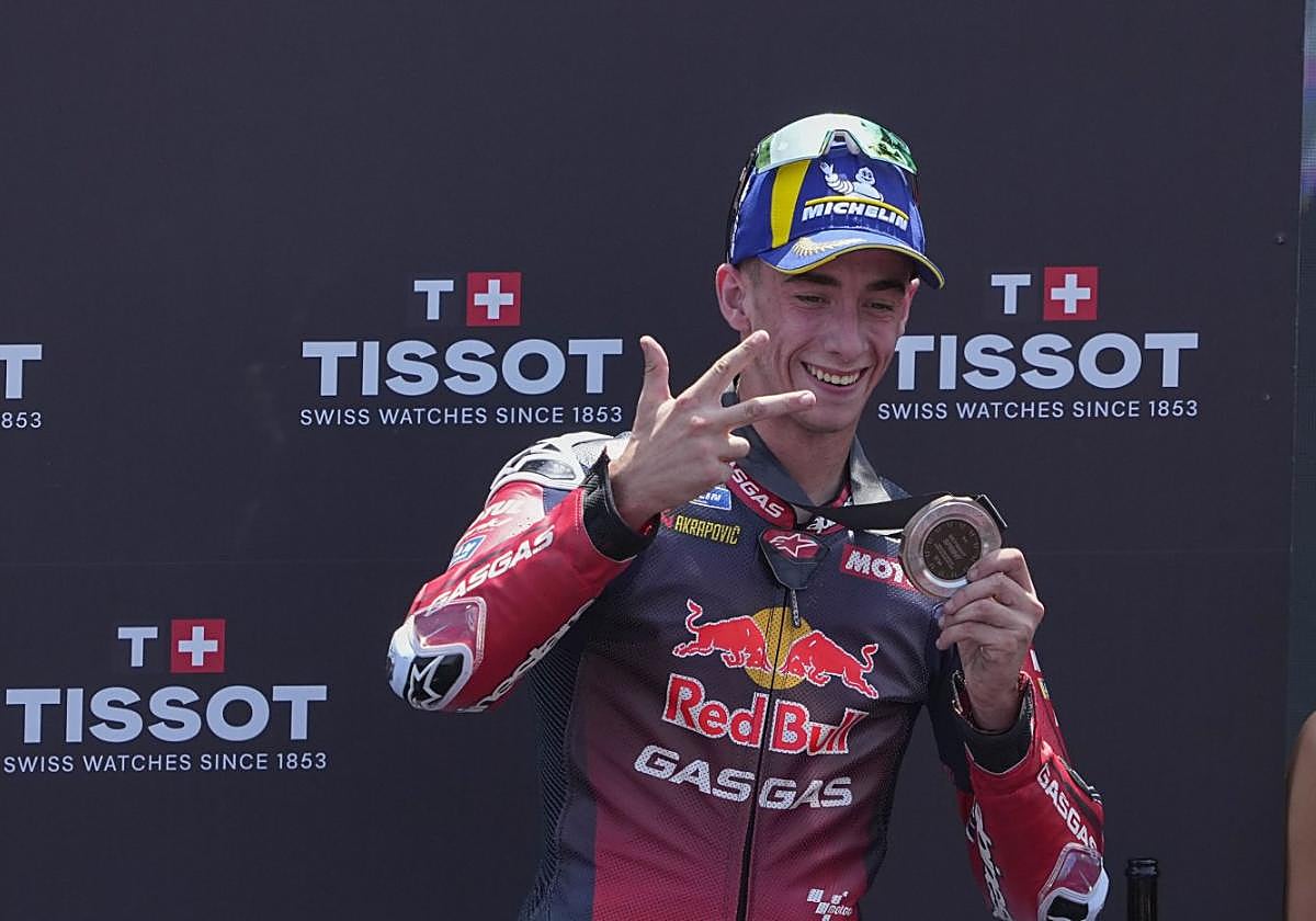 Pedro Acosta, en el podio del circuito de Montmeló, tras ser tercero en la carrera al sprint del GP de Cataluña.