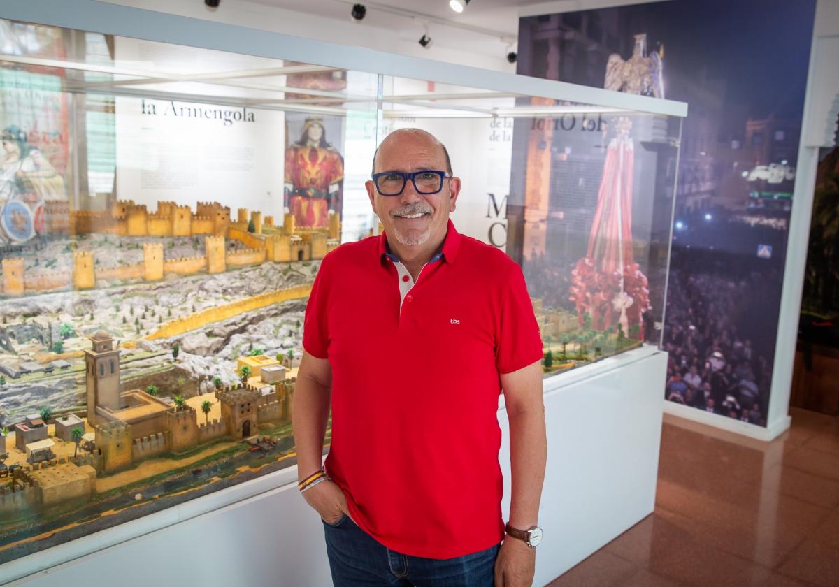 Manuel Ortuño, junto a la maqueta que recrea la ciudad de Uryula en el Museo de la Reconquista.