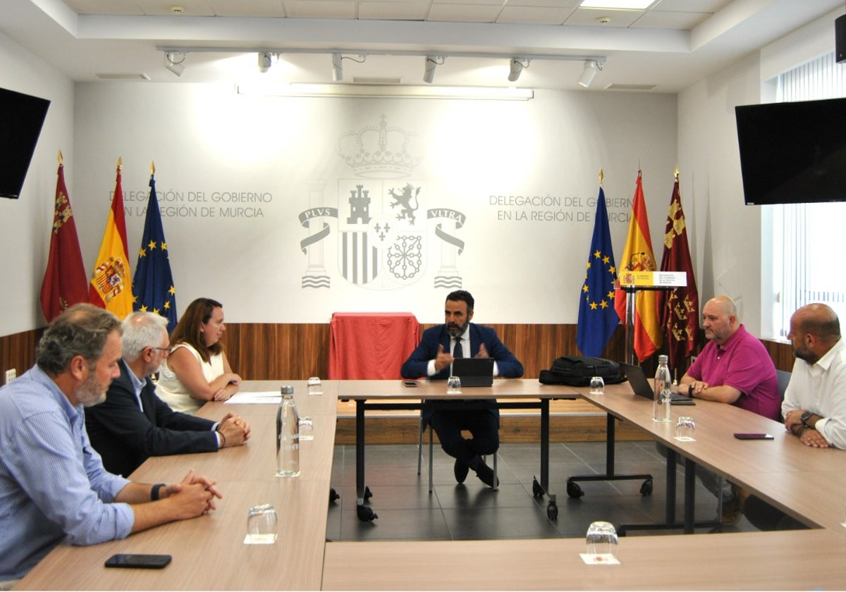 José Luis Blanco, de Renfe, durante la reunión que mantuvo con representantes de los ayuntamientos de Murcia, Cartagena y Torre Pacheco.