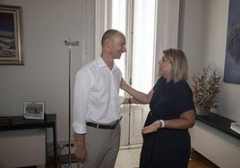 Noelia Arroyo recibe al nuevo rector de la UPCT, Mathieu Kessler.