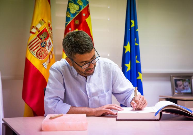 Carlos Mazón firma en el libro de honores del Ayuntamiento de Torrevieja como jefe del Consell.