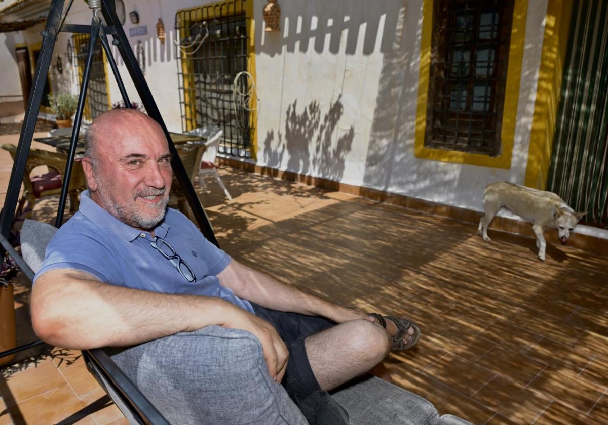 Naturaleza. José Luis Álvarez-Castellanos, en su casa familiar del campo de Ricote.