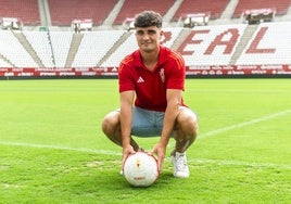 Jorge Mier posa como nuevo jugador del Real Murcia.