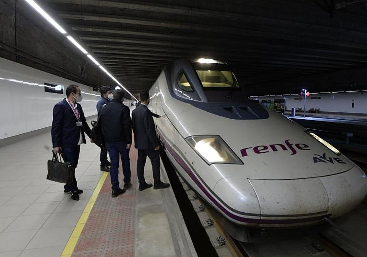 Pasajeros toman un AVE en la estación soterrada de Orihuela-Miguel Hernández, en una fotografía de su estreno en 2021.