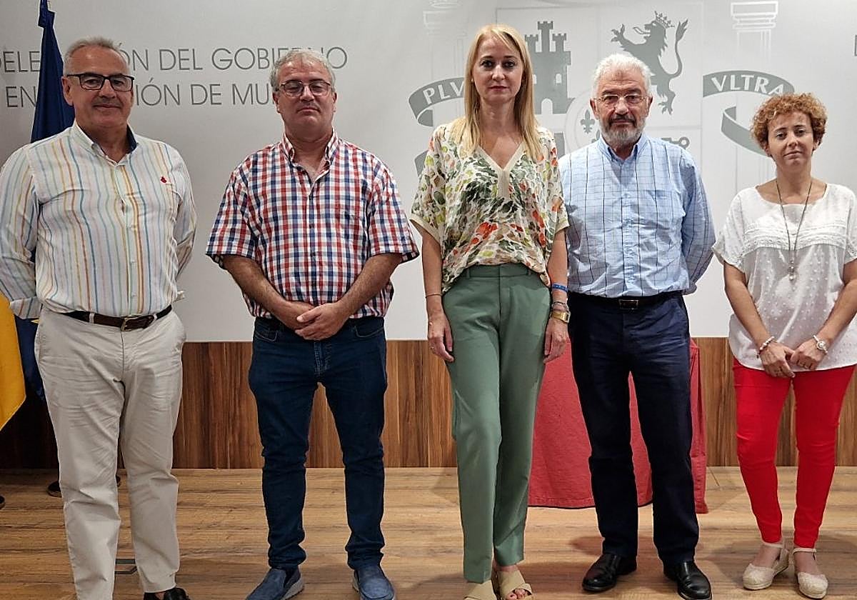 La delegada del Gobierno (c) con los representantes vecinales.