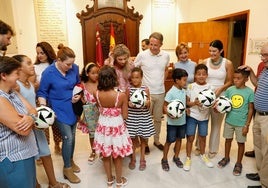 Los niños saharauis durante la recepción en el Ayuntamiento.