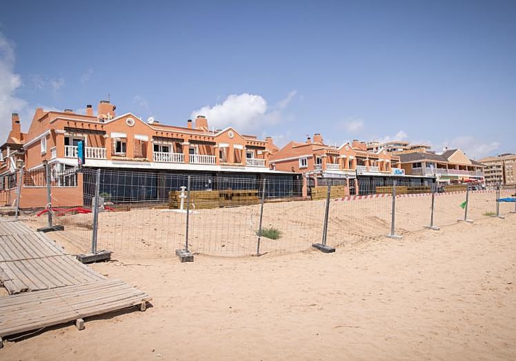 Las obras han afectado a la caja de numerosos locales en plena temporada alta.